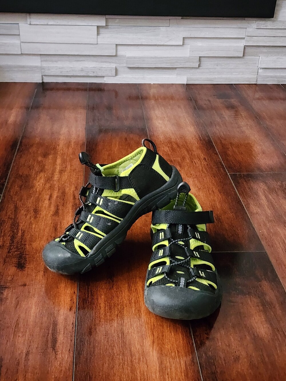 KEEN Newport H2 Kids Sandals Black Lime Size 2 US Waterproof